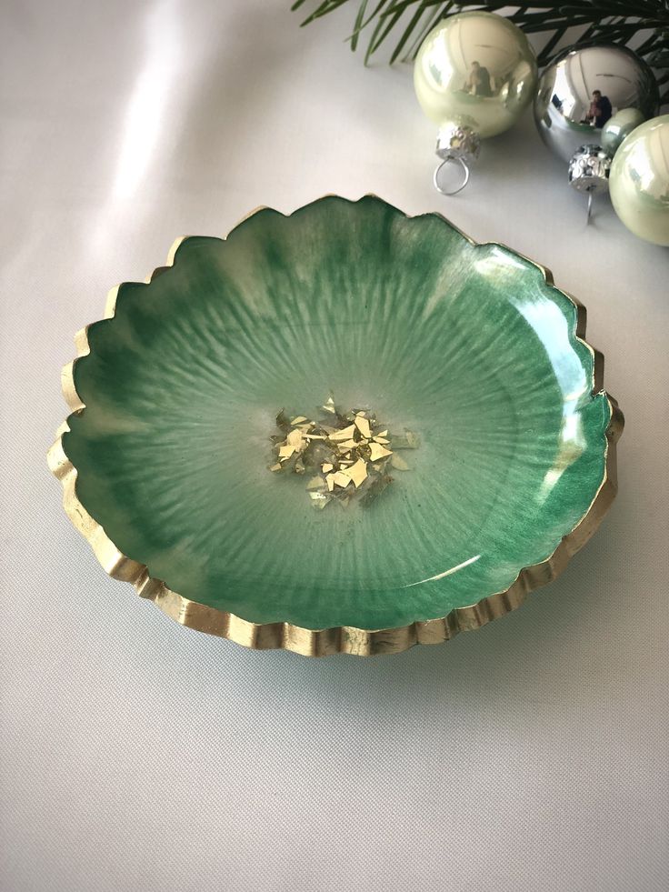 Emerald Green & Gold Resin Trinket Bowl – Luxurious Decorative Catch-All Dish