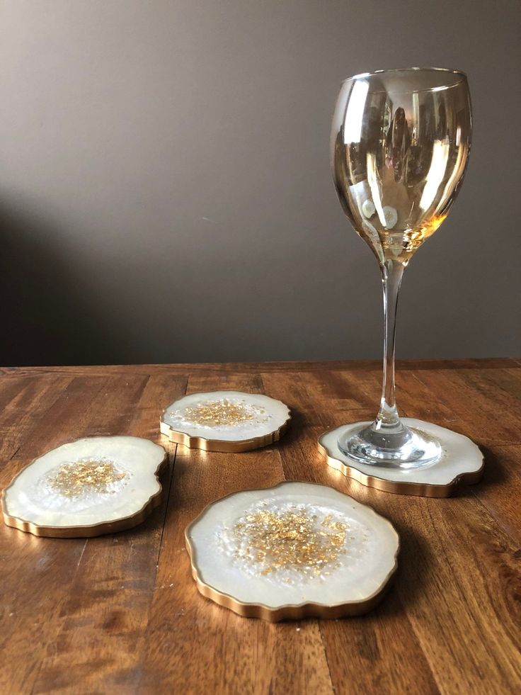 White & Gold Resin Coaster Set – Elegant Geode-Inspired Drink Coasters (Set of 4)